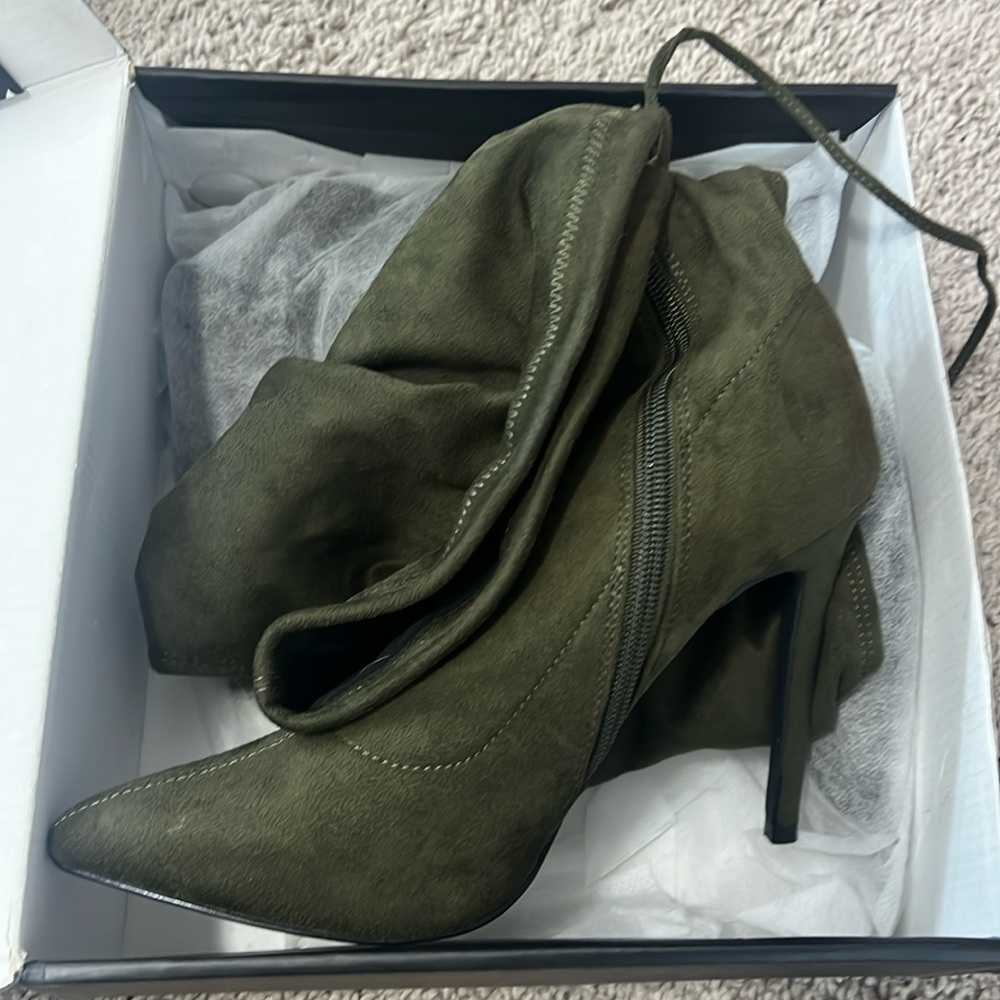 New Olivia Ferguson "Olive Suede" size 7.5